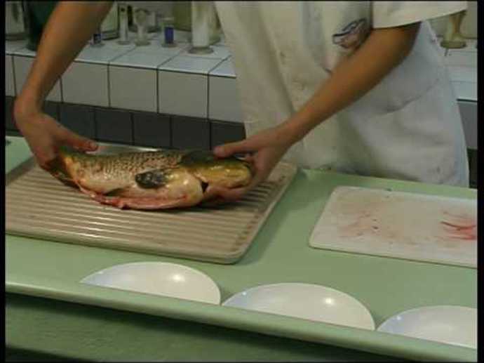 Pokud se na kuchání a filetování kapra necítíte, můžete si ho koupit už bez kostí