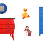 Zleva: fotorámeček: 1 470 Kč, zarážka dveří - kachna žlutá: 322 Kč, botník: 10 010 Kč, červená skříňka se šuplíky: 8 745 Kč, zarážka dveří - slepice červená: 266 Kč; vše Homelove.cz.