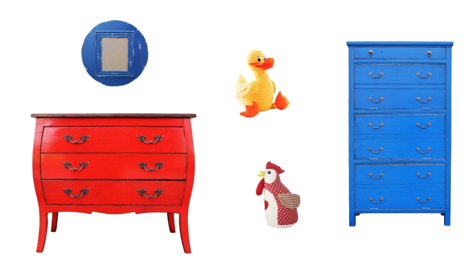 Zleva: fotorámeček: 1 470 Kč, zarážka dveří - kachna žlutá: 322 Kč, botník: 10 010 Kč, červená skříňka se šuplíky: 8 745 Kč, zarážka dveří - slepice červená: 266 Kč; vše Homelove.cz.