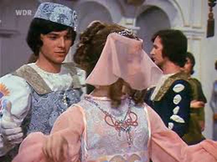 Pod závojem velký nos neschovávala.