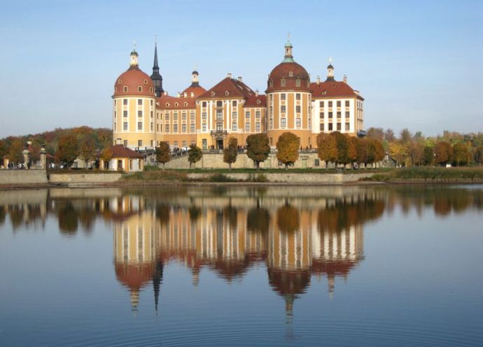 Hrad Moritzburg v Sasku, kde se pohádka natáčela.