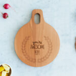 2. Pro ty, co k plotně chodí s radostí: prkénko se vzkazem. Pokud se vám vyrytý nápis nebude zamlouvat, kupte obyčejné prkénko a vzkaz na něj napište permanentním fixem.