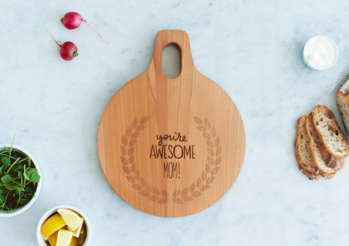 2. Pro ty, co k plotně chodí s radostí: prkénko se vzkazem. Pokud se vám vyrytý nápis nebude zamlouvat, kupte obyčejné prkénko a vzkaz na něj napište permanentním fixem.