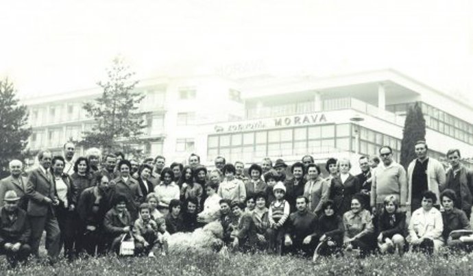 Jedna z fotek z podnikového zájezdu za komunismu