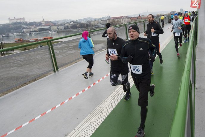 Běh přes dunajské mosty je novou slovenskou silvestrovskou tradicí