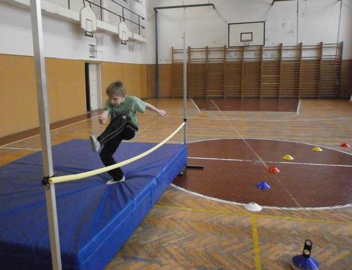 Skok do výšky zkouší filipínské děti, aby jejich rodina měla hojnou úrodu