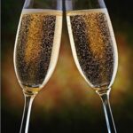 Sklenka šampaňského a ohňostroj patří k oslavám Nového roku v Rakousku