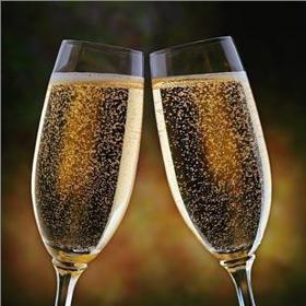 Sklenka šampaňského a ohňostroj patří k oslavám Nového roku v Rakousku