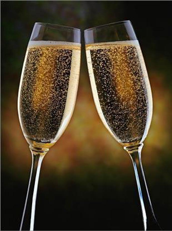 Sklenka šampaňského a ohňostroj patří k oslavám Nového roku v Rakousku