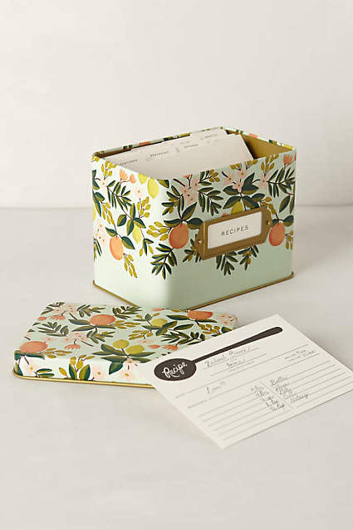 15. Pro sběratelku receptů: malovaný box. Aby recepty po babičce zůstaly neporušeny.