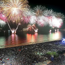 Návštěvníci světelné show v Riu ji mohou pozorovat i přímo z paluby lodí.