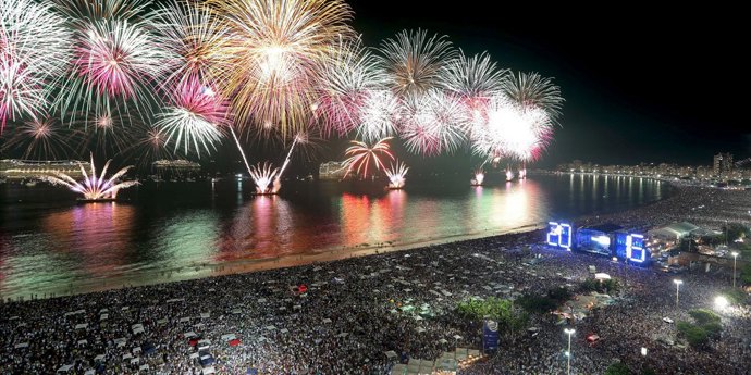 Návštěvníci světelné show v Riu ji mohou pozorovat i přímo z paluby lodí.