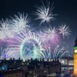 Ohňostroj v Londýně se odpaluje na břehu Temže a blízkosti slavného Londýnského oka.