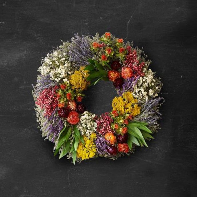 17. Pro ty, co s oblibou zvelebují domov: dekorativní věnec. Až bude maminka přicházet domů, jako první uvidí na dveřích věnec darovaný z lásky. No nezní to hezky?