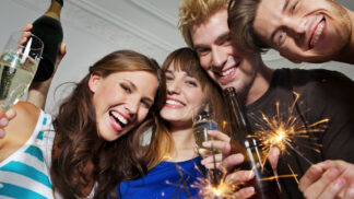Užijte si poslední večer roku ve společnosti přátel.