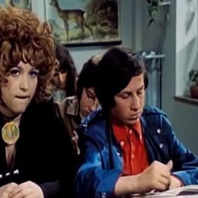 Petra Černocká odmítala vyskočit z okna. Zastoupila ji dívka, kterou režisér objevil náhodou na ulici.