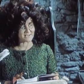 Kašna, ze které Saxana vylézala, byla vyrobena na Barrandově, poté umístěna na náměstí v Pardubicích, a po natáčení zničená.