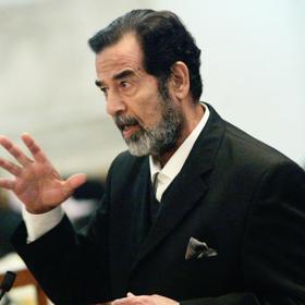 Saddám Husajn se u soudu hájil sám.