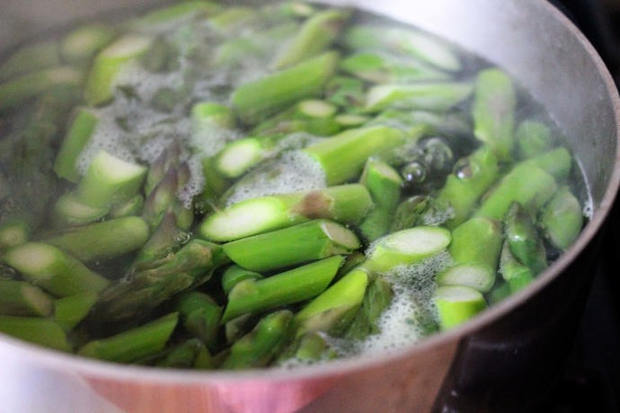 Blanšírování pomáhá chřest jednoduše zbavit slupky.