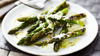 Chřest se sýrem je jednou z nejoblíbenějších kombinací.