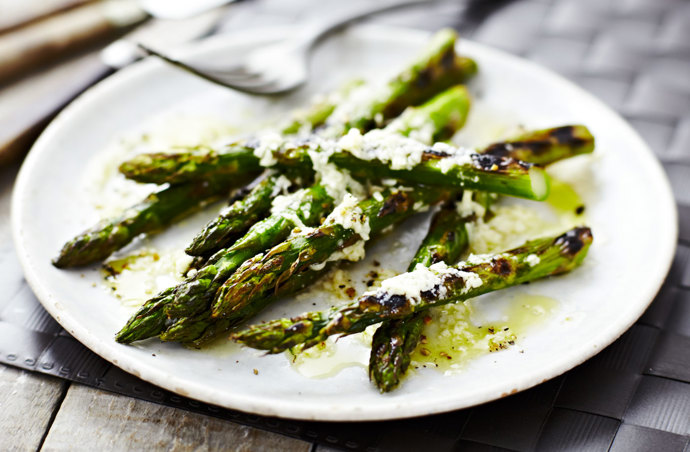 Chřest se sýrem je jednou z nejoblíbenějších kombinací.