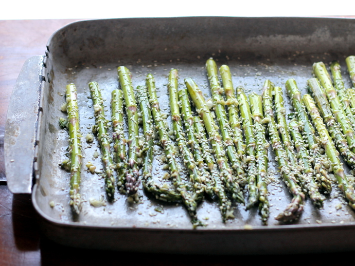 Pečený chřest se sezamem.