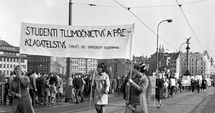V ulicích se konaly obrovské demonstrace.