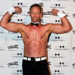 Steve se nějaký čas živil jako striptýzový tanečník.