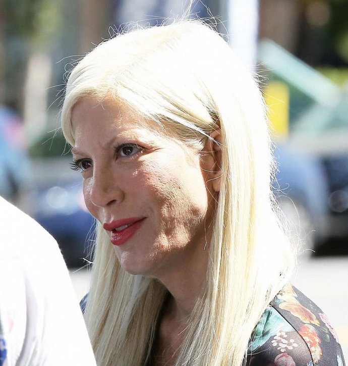 Tori Spelling dopadla ze svých kolegyň nejhůře a na její tváři to jde vidět.
