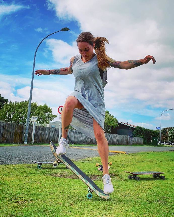 Kamila jezdí na skejtu.