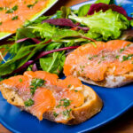 Losos a chleba jsou také dietou.