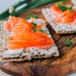 Zdravé suchary a čerstvá ryba.