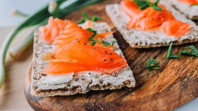 Zdravé suchary a čerstvá ryba.