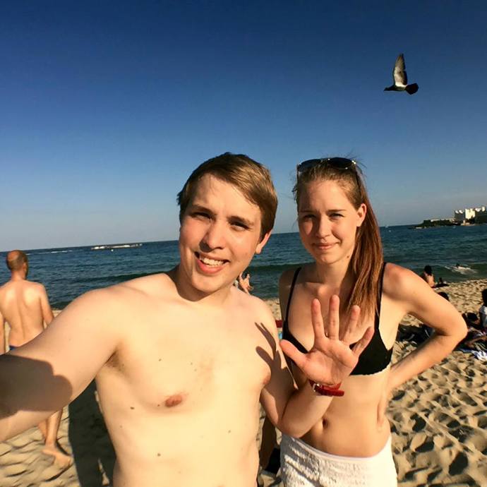 Života si umí užívat. Točí se kolem něj spousty krásných slečen.