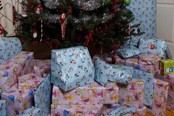 Copak se asi skrývá pod balicím papírem...