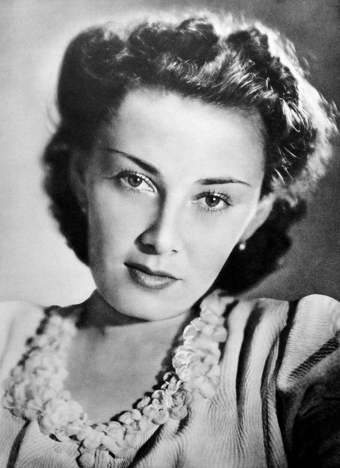 O její talent a krNa stříbrném plátně se poprvé objevila jako sedmnáctiletá (již pod pseudonymem po rodinném příteli spisovateli Jindřichu Šimonu Baarovi) a po celá třicátá léta hrála ve třech až čtyřech filmech ročně.