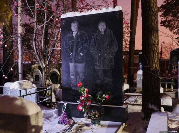 Kolikrát je na náhrobku zmíněná i jejich nejlepší či „typická“ dovednost. Patří mezi ně například „smrtící boxerský um“ nebo uchvacující zručnost v házení nožů.