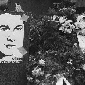 Psal nápisy protestující proti okupaci, zúčastnil se několika pouličních demonstrací.