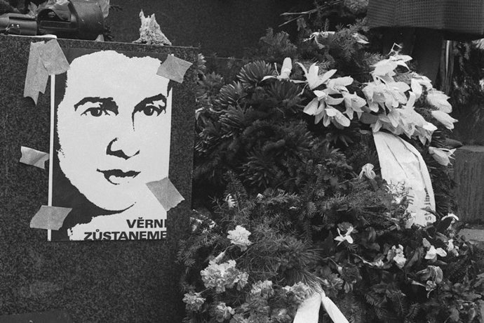 Psal nápisy protestující proti okupaci, zúčastnil se několika pouličních demonstrací.