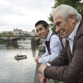 Profesor a mladý Vietnamec při procházce Prahou.