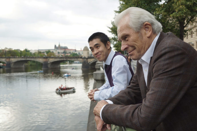 Profesor a mladý Vietnamec při procházce Prahou.