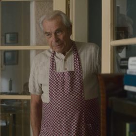 Švehlík se o mladého muže začne starat.