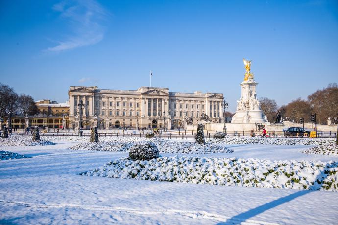 Buckinghamský palác pod sněhovou peřinkou.