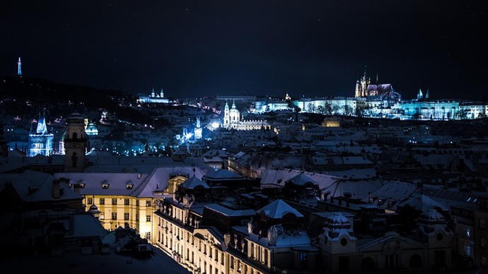 Noční zasněžená Praha je jako z pohádky.
