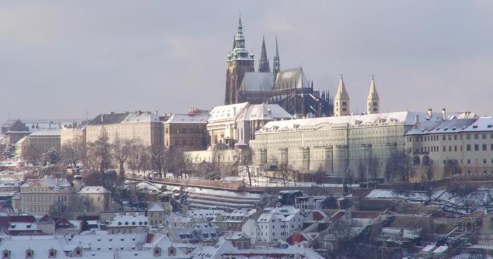 Praha je krásná sama o sobě, sníh jí však dodává na čistotě a nevinnosti.