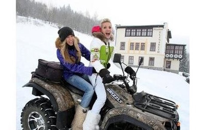 Dara loni v zimě řádila na horách na čtyřkolce.