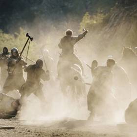 Film je plný drsných bojů.