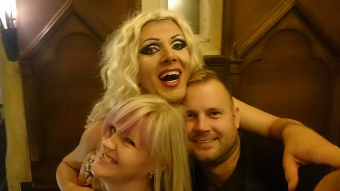 Přátele našla i v travesti společnosti.