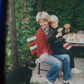 Užívala si pohodové dětství a mládí, na snímku s maminkou.