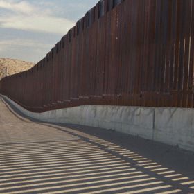 Přesto se přes ni snaží dostat stovky migrantů denně.